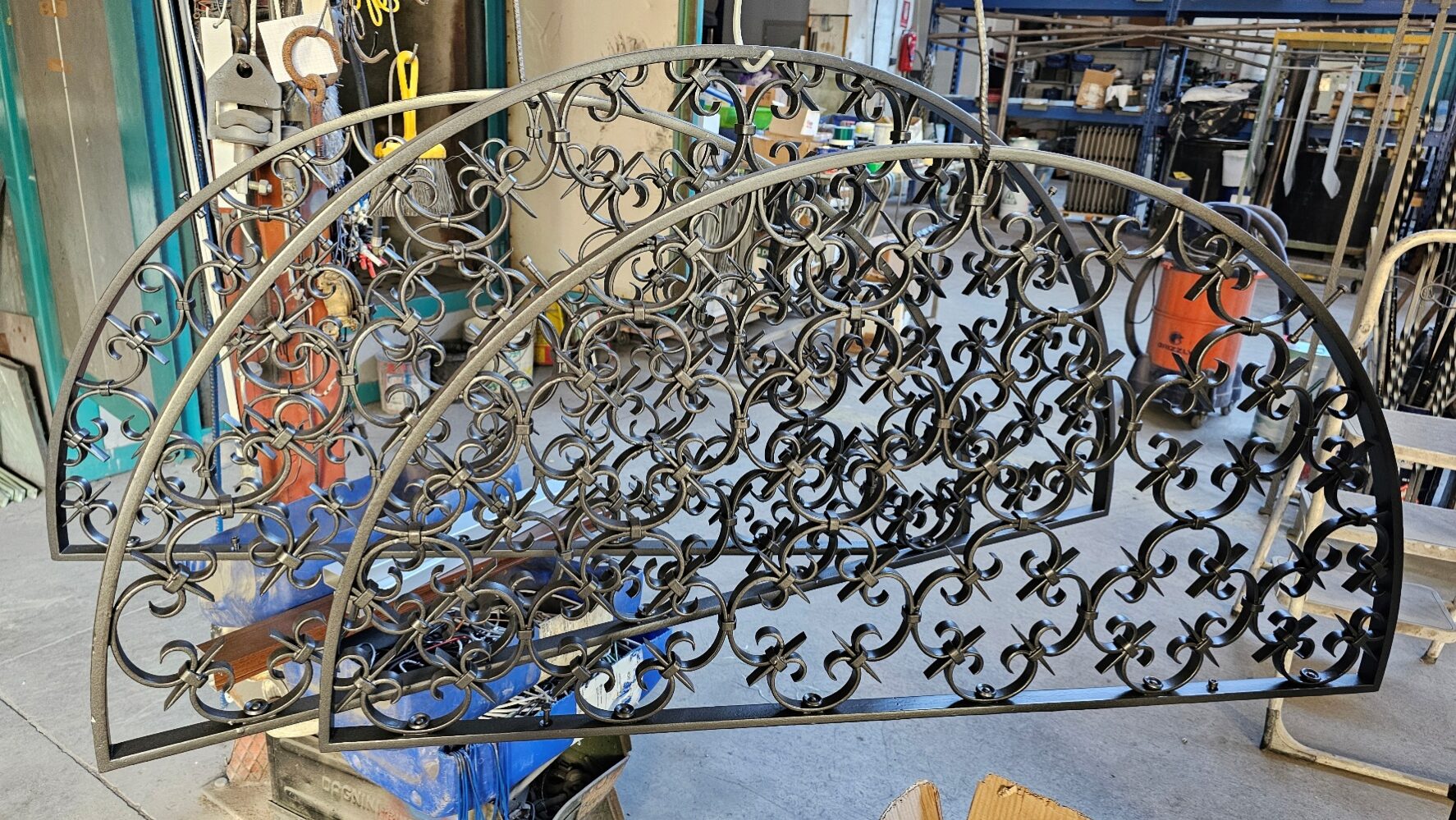 Verniciatura Tognotti: Verniciatura industriale a Gallarate - Griglia per finestra con decorazione