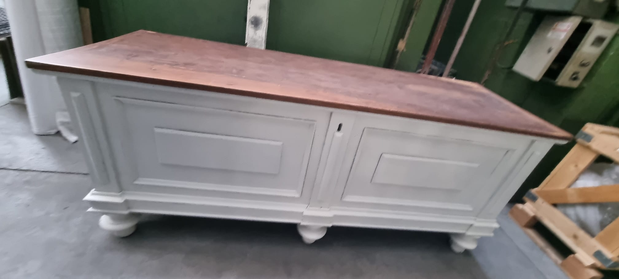 Verniciatura Tognotti: Verniciatura industriale a Gallarate - Cassapanca in legno protetta e verniciata in stile provenzale Ral 9010 opaco e finitura trasparente opaco su anta