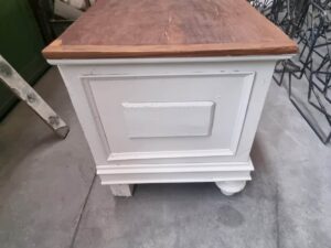 Verniciatura Tognotti: Verniciatura industriale a Gallarate - Cassapanca in legno protetta e verniciata in stile provenzale Ral 9010 opaco e finitura trasparente opaco su anta