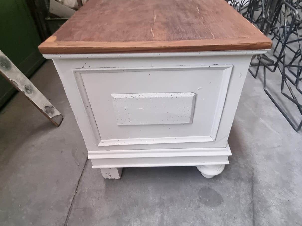 Verniciatura Tognotti: Verniciatura industriale a Gallarate - Cassapanca in legno protetta e verniciata in stile provenzale Ral 9010 opaco e finitura trasparente opaco su anta