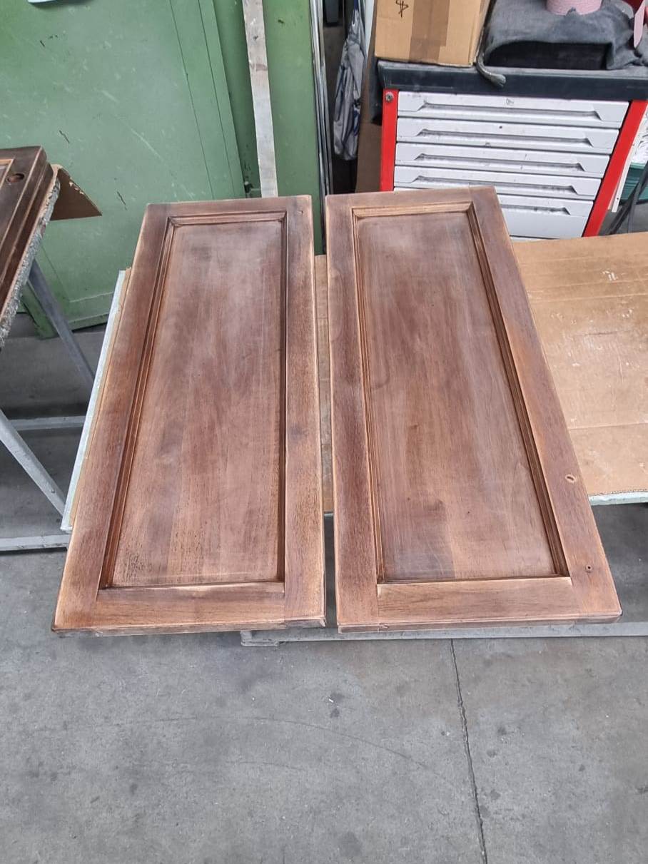 Verniciatura Tognotti: Verniciatura industriale a Gallarate - Ante di legno per cucina: carteggiatura