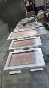 Verniciatura Tognotti: Verniciatura industriale a Gallarate - Ante di legno per cucina: pittura