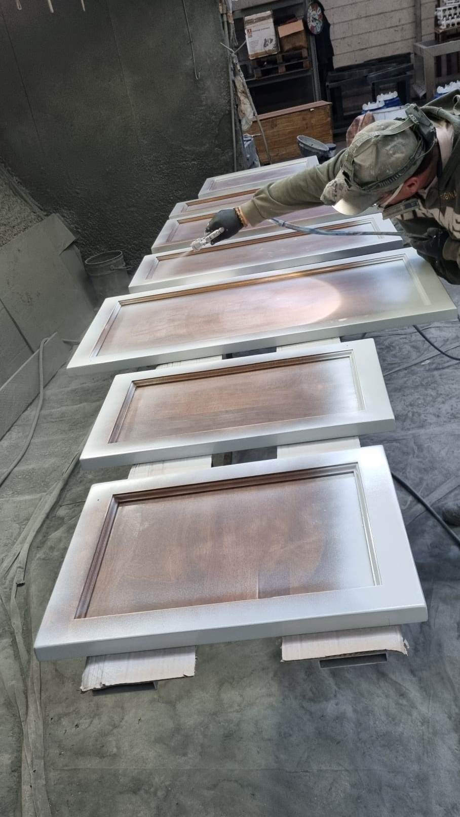 Verniciatura Tognotti: Verniciatura industriale a Gallarate - Ante di legno per cucina: pittura