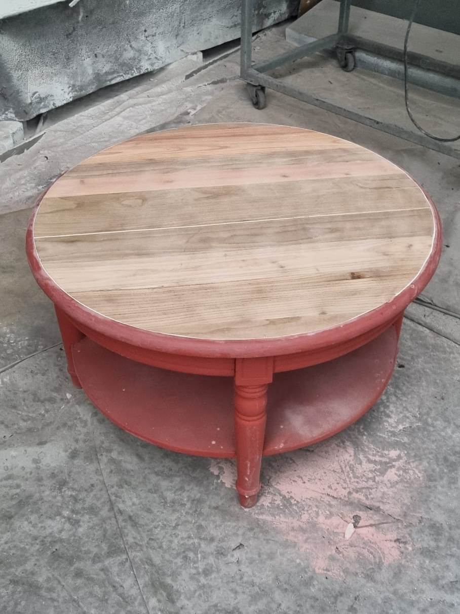 Verniciatura Tognotti: Verniciatura industriale a Gallarate - Tavolino di legno carteggiato e verniciato con fondo