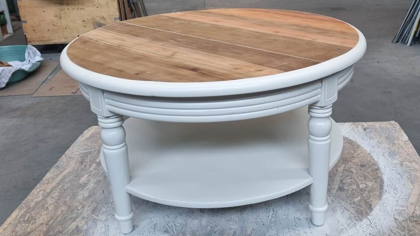 Verniciatura Tognotti: Verniciatura industriale a Gallarate - Tavolino di legno finito. Verniciato con finitura bianco opaco e trasparente opaco sul piano
