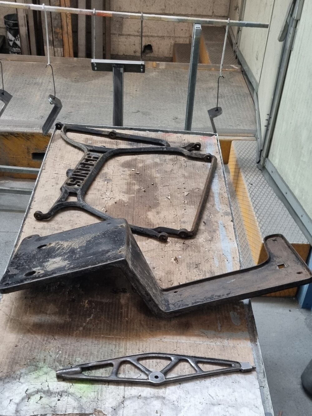 Verniciatura Tognotti: Verniciatura industriale a Gallarate - Macchina da cucire Singer smontata sabbiata