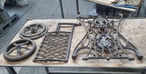 Verniciatura Tognotti: Verniciatura industriale a Gallarate - Macchina da cucire Singer smontata sabbiata