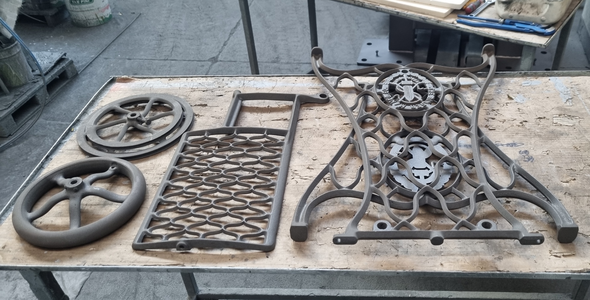 Verniciatura Tognotti: Verniciatura industriale a Gallarate - Macchina da cucire Singer smontata sabbiata